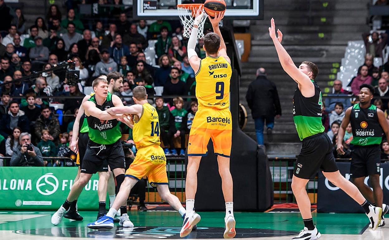 Nico Brussino se dispone a tirar de tres en la visita al Olimpic de Badalona. 