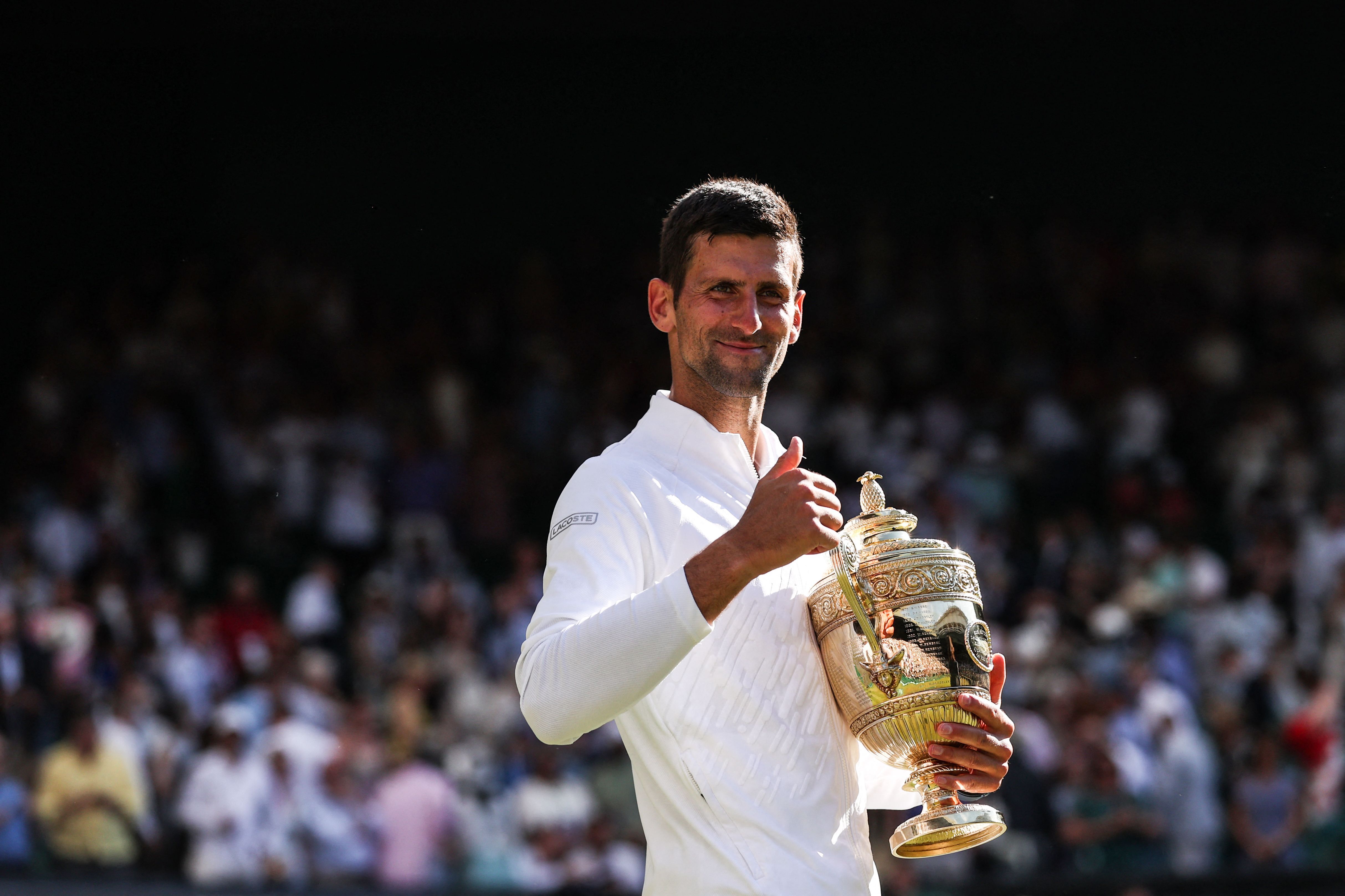 Con el trofeo de Wimbledon 2022 tras ganar en la final a Nick Kyrgios.