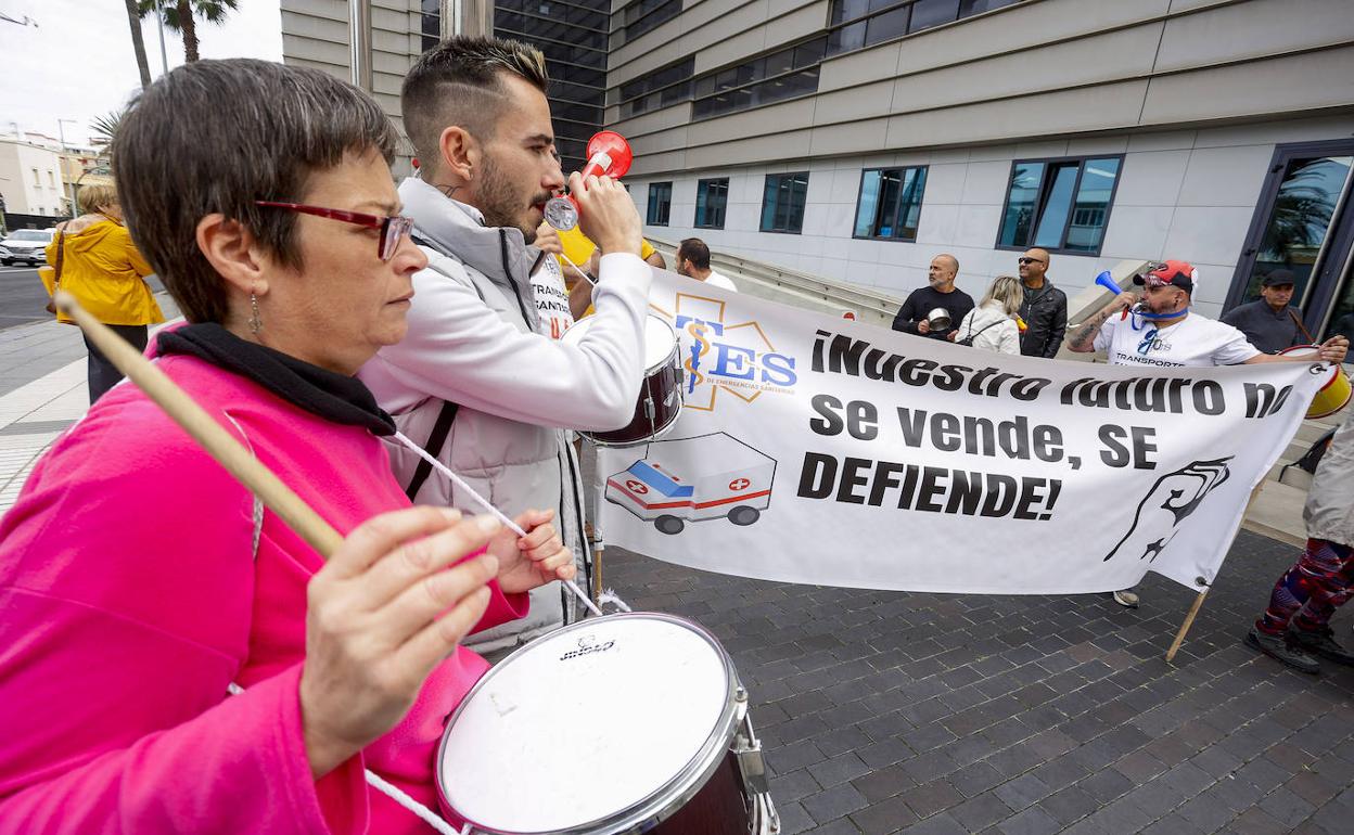 Momento de la protesta de este lunes a las puertas de la Consejería de Sanidad. 