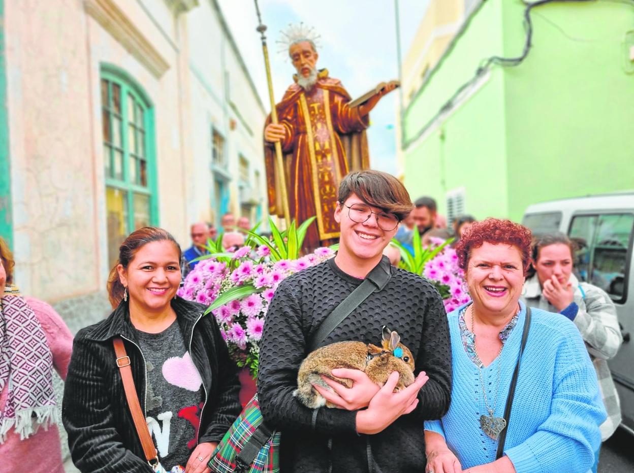 Las imágenes recogen varios momentos de la bendición de animales y celebración de San Antonio Abad en Tamaraceite. 