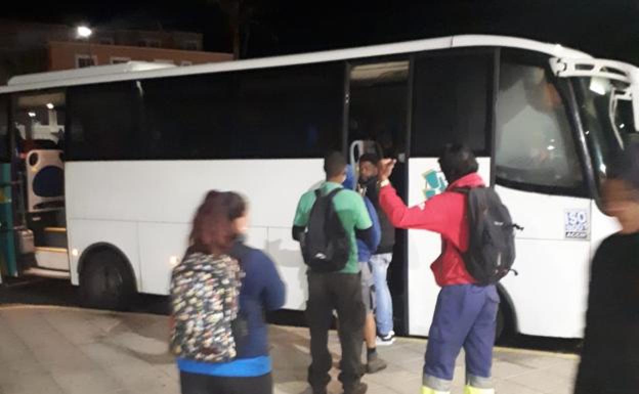 Usuarios de la guagua de transporte público que hacen cola desde la madrugada en el municipio de Tuineje. 