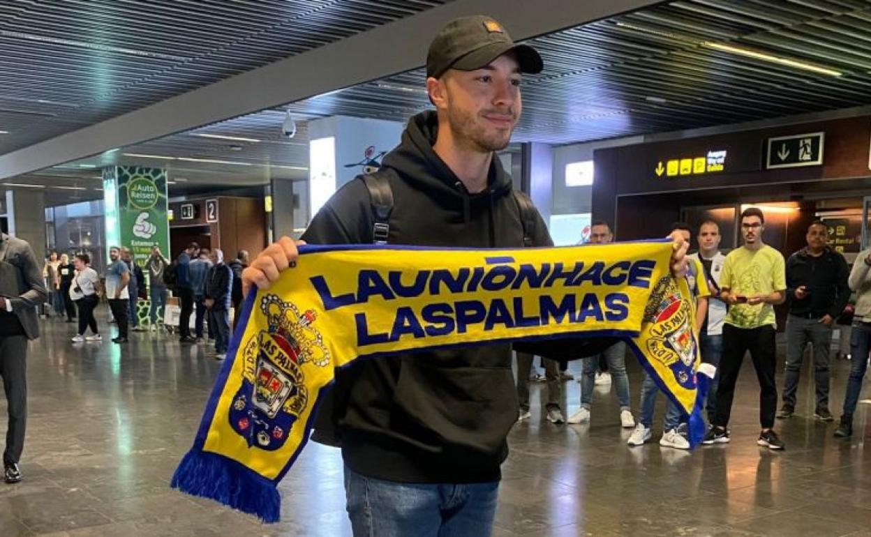Loren Morón a su llegada al aeropuerto de Gran Canaria. 