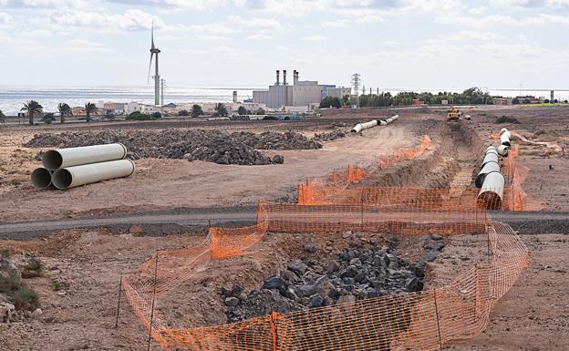 Obras de la tubería de impulsión desde el CAAF hasta el depósito de La Herradura, ya cerca de la capital. 