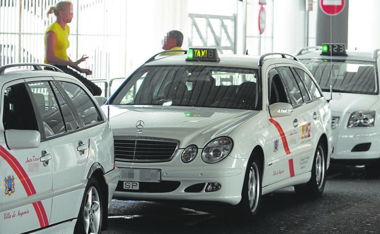 Foto de archivo de taxistas de Ingenio en el aeropuerto. 