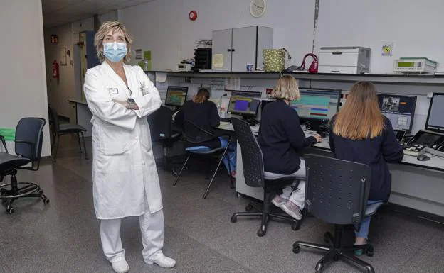 La doctora Marta Lloret, con parte del equipo del servicio de Oncología Radioterápica del hospital Doctor Negrín. 
