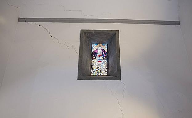 Preocupante grieta en la pared de la nave de la derecha o de la epístola. 