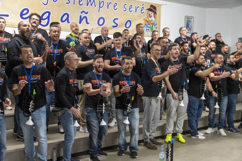 La murga Los Legañosos, en uno de sus ensayos en Carrizal. 