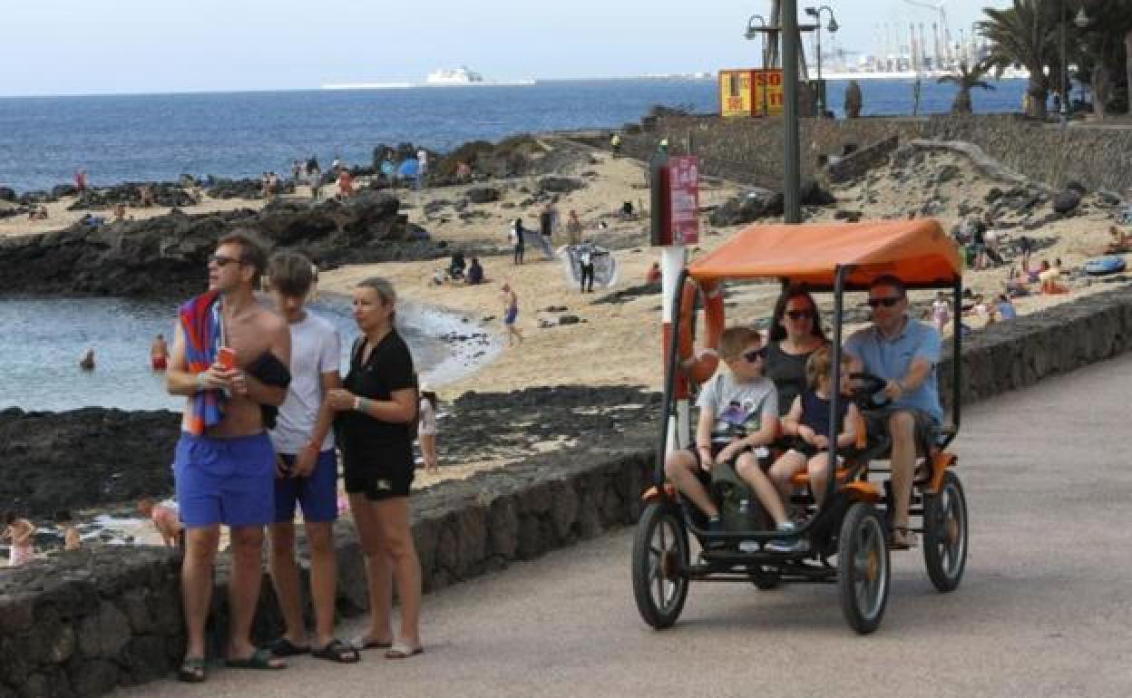 Turistas en Costa Teguise. 