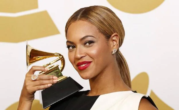 Beyoncé sostiene uno de los múltiples Grammy que ha ganado a lo largo de su carrera. 