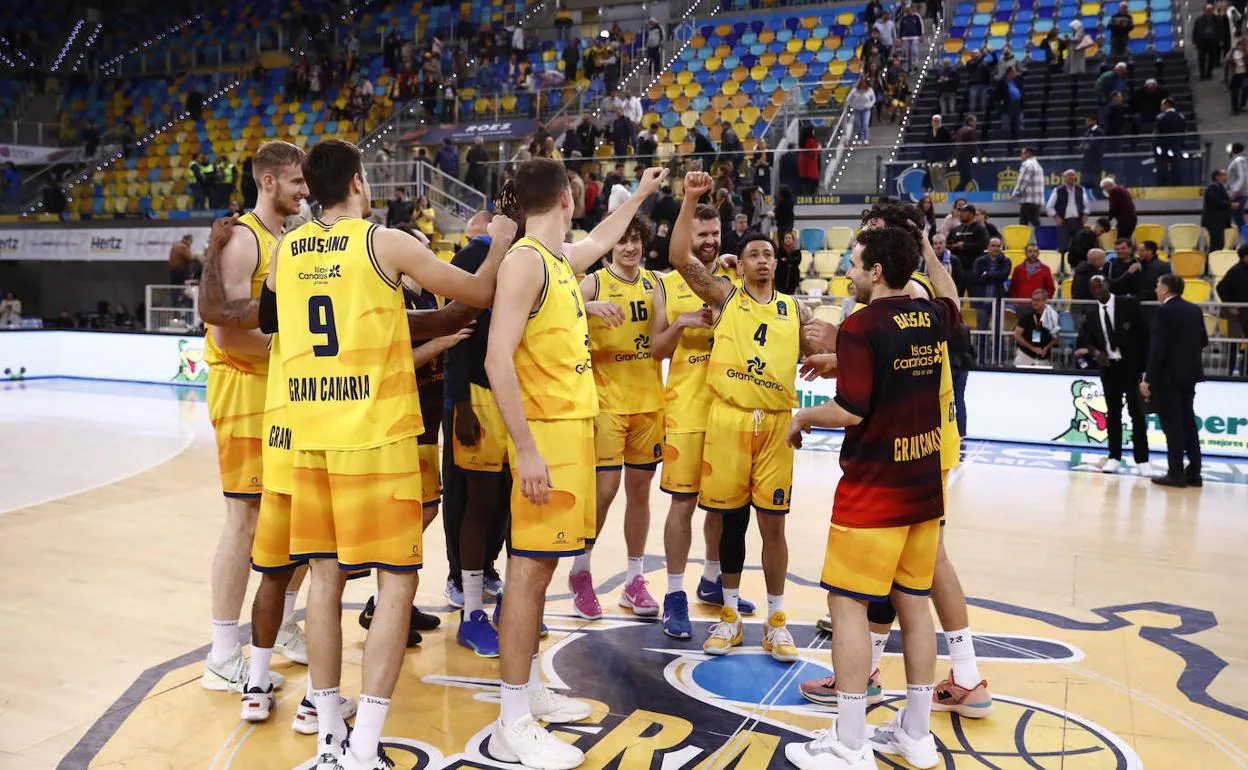 Los jugadores del Gran Canaria celebran la victoria contra el París. 