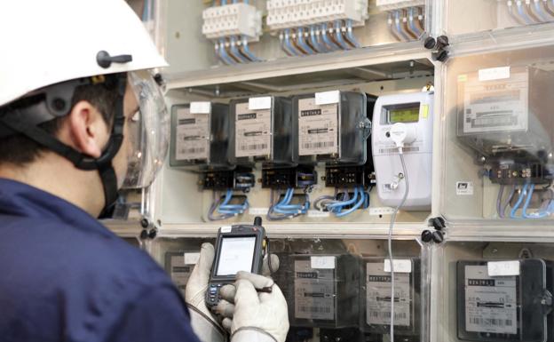 Imagen de un operario del sector eléctrico revisando los contadores de luz en edificio de la capital. 