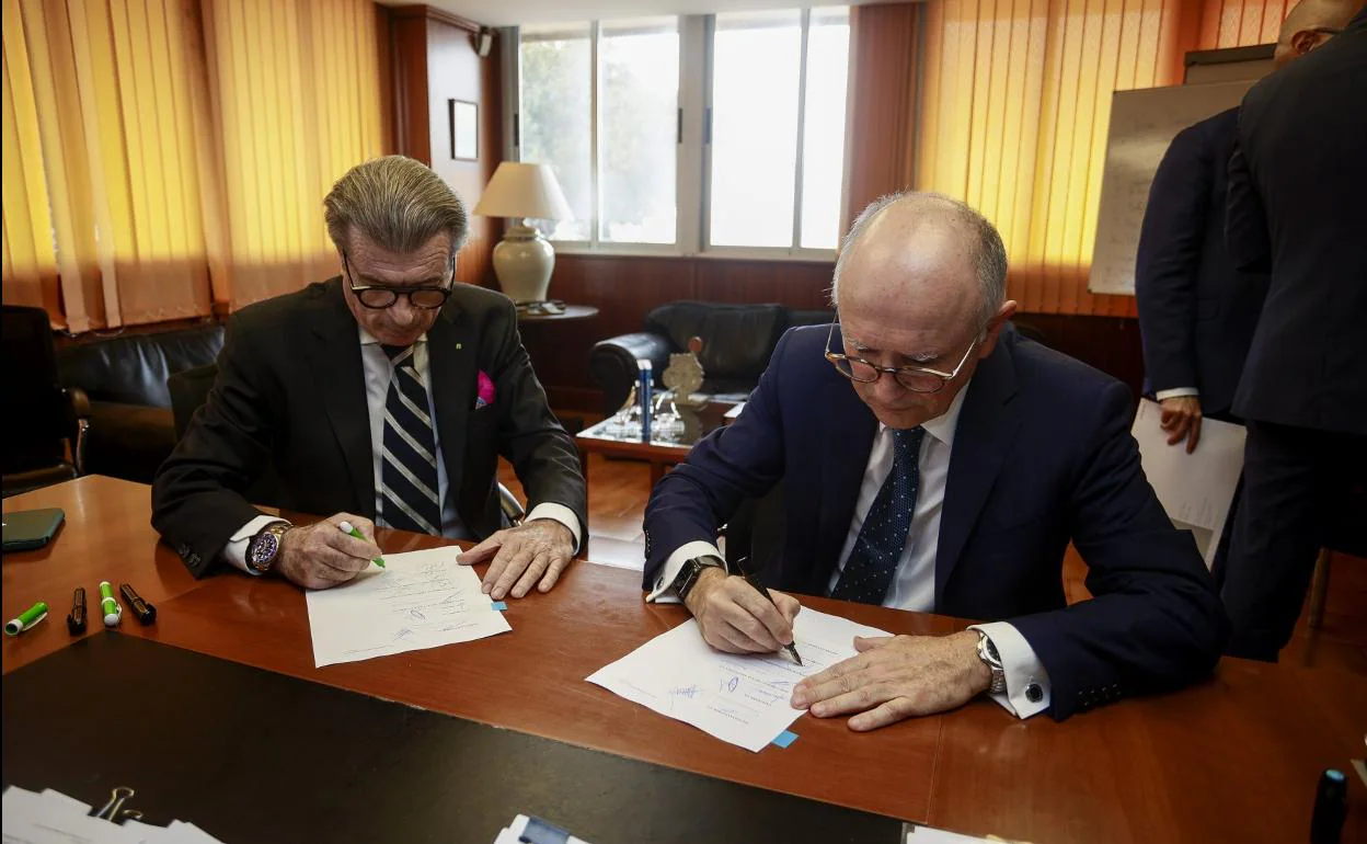 El presidente de Binter, Rodolfo Nuñez, y el vicepresidente, Alfredo Morales, en la firma del acuerdo con las entidades. 