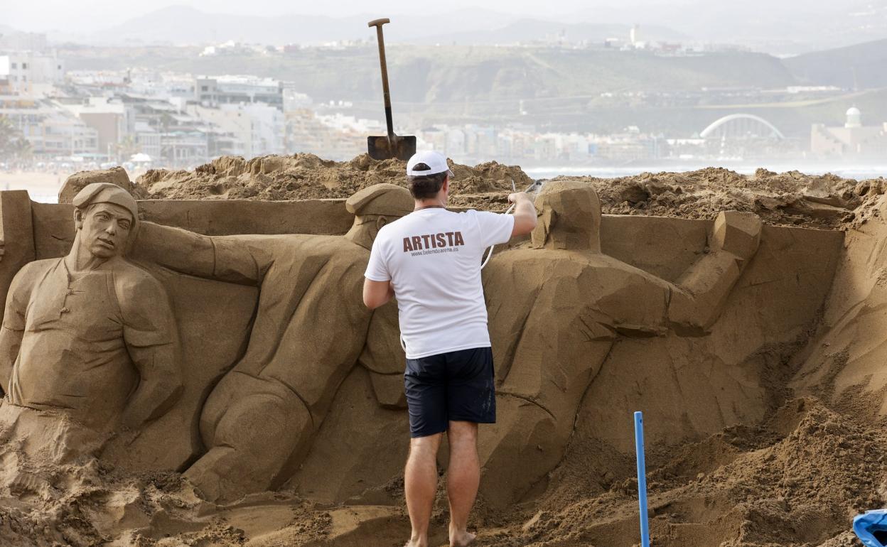 Uno de los artistas, en plena elaboración del belén de arena que pudo verse en la Navidad pasada en la playa de Las Canteras. 