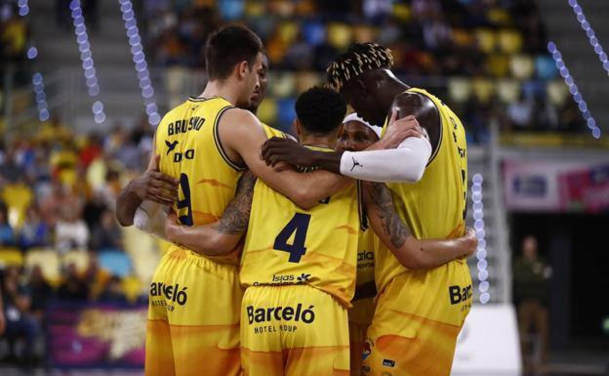 Los jugadores del Club Baloncesto Gran Canaria durante un duelo. 