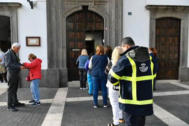 Fotos: La parroquia de Santo Domingo reparte cordones con motivo del día de San Blas