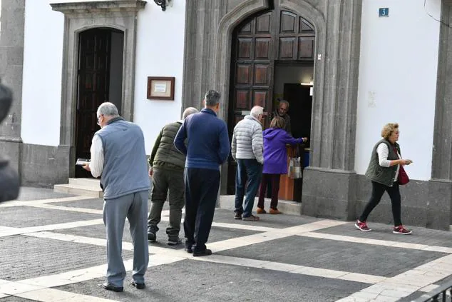 Fotos: La parroquia de Santo Domingo reparte cordones con motivo del día de San Blas