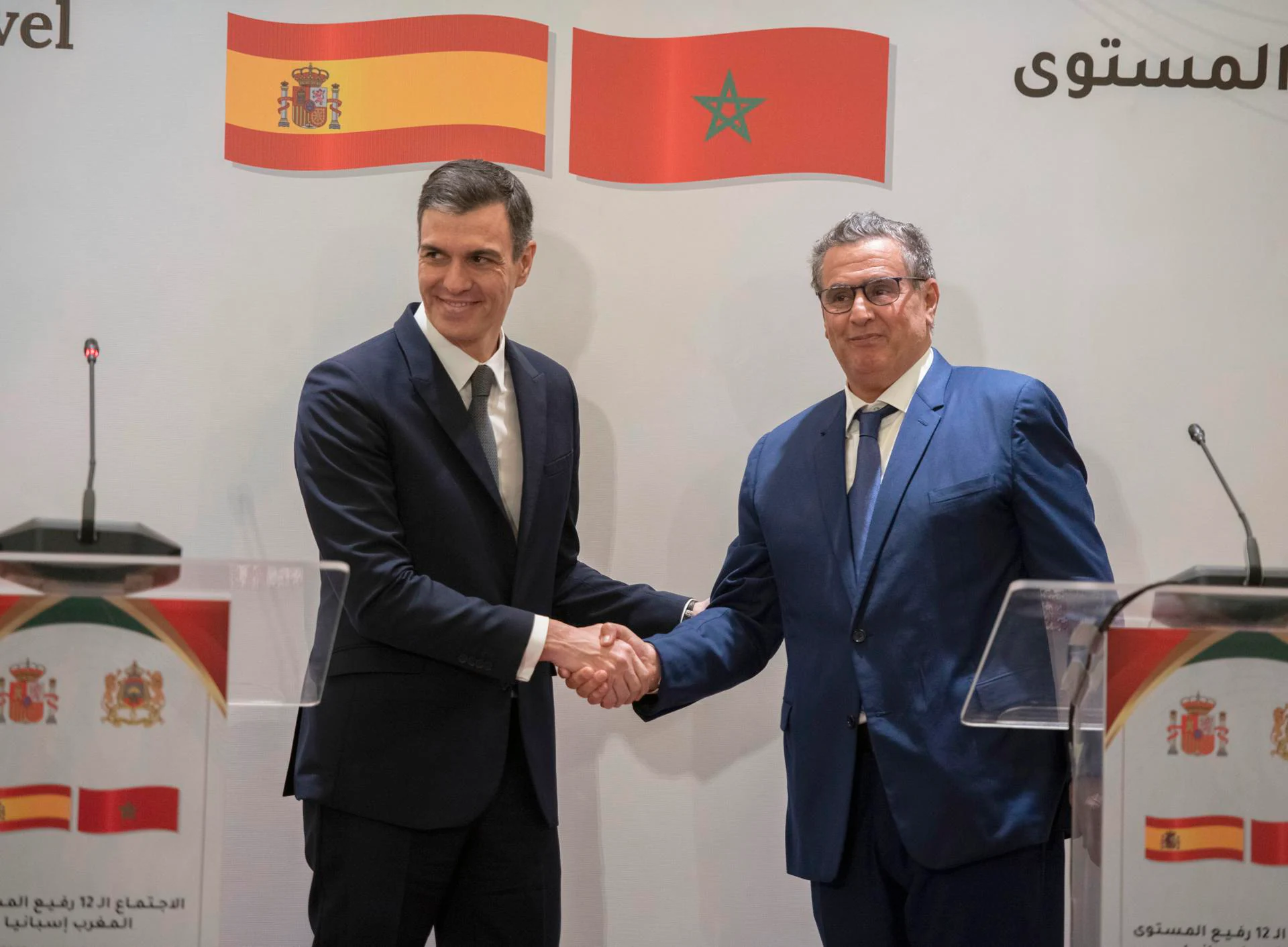 El presidente del Gobierno, Pedro Sánchez (i), junto al jefe de Gobierno del Reino de Marruecos, Aziz Ajanuch (d). 