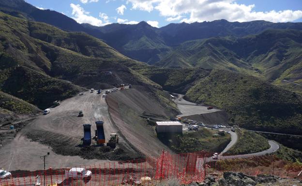 Vista actual de las obras de construcción de la nueva carretera entre El Risco y Agaete. 