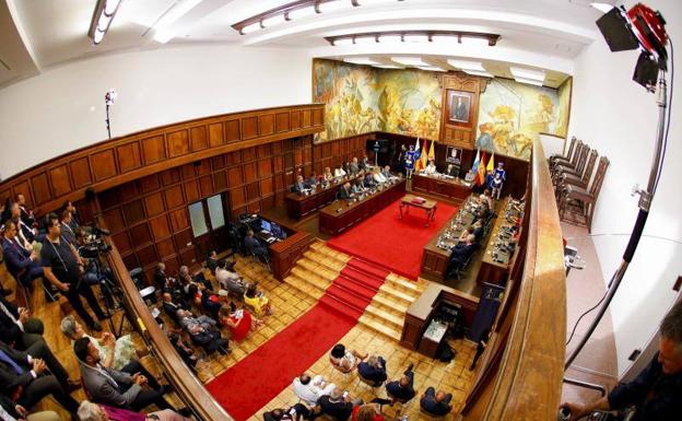 Sesión constitutiva del Cabildo de Gran Canaria tras las elecciones celebradas en 2019. 
