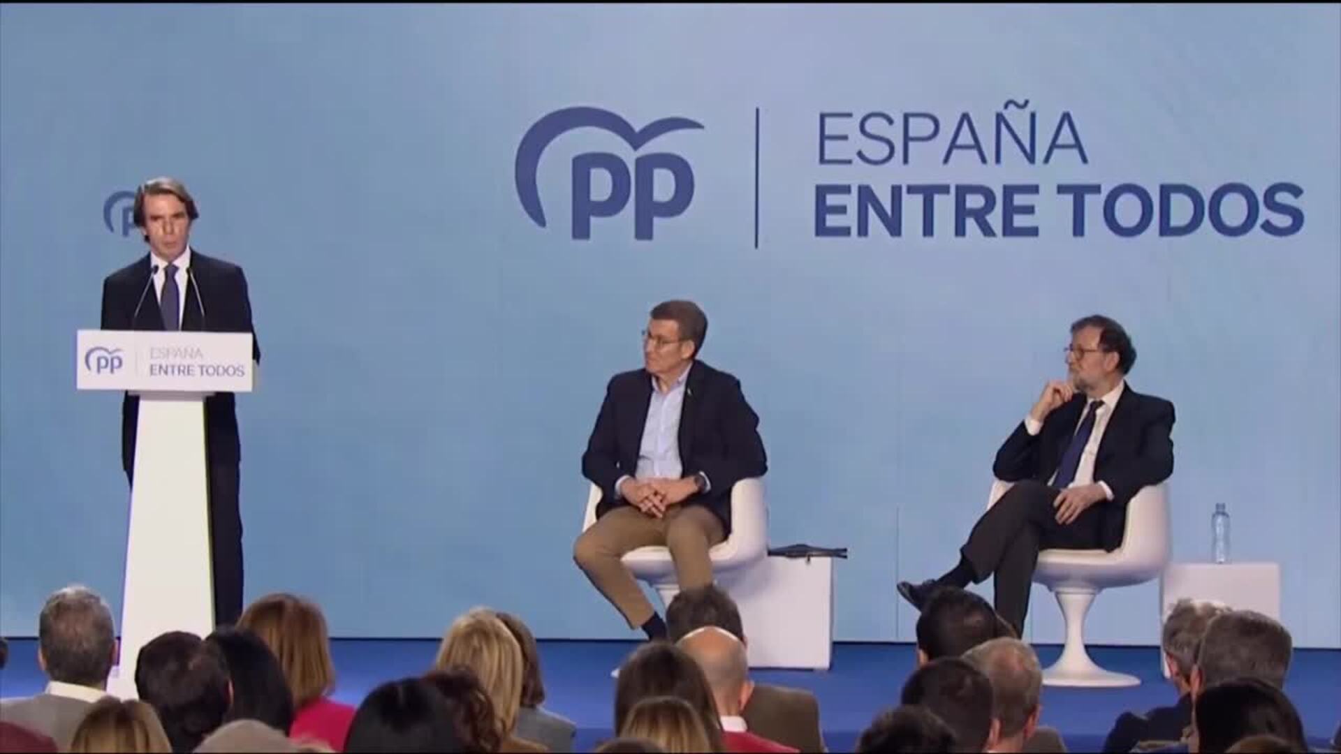 Aznar dice que el PSOE se ha convertido en un "decorado de cartón piedra"