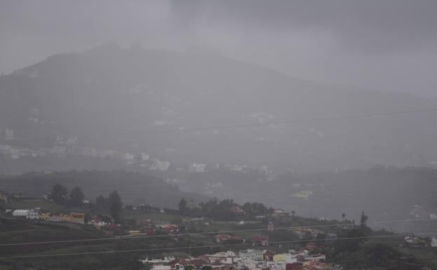 Chubascos, calima y nieve este domingo en Canarias