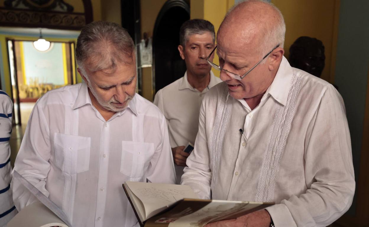 El presidente de Canarias, Ángel Víctor Torres, habla con el viceministro de Cultura cubano, Fernando Rojas, durante una visita a la Casa de Canarias en La Habana. 