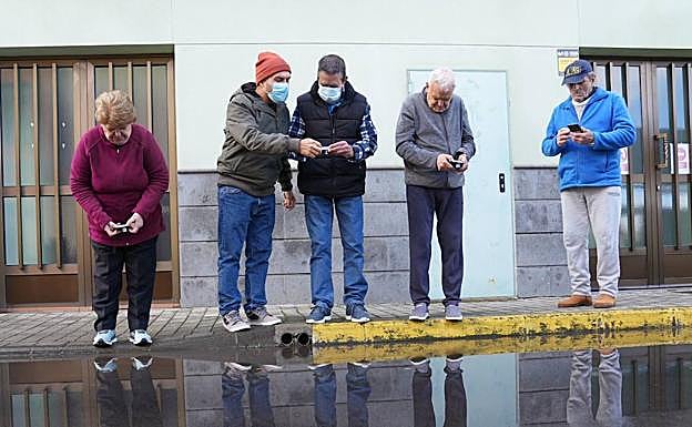 El fotógrafo Tomás Correa en uno de las sesiones del taller con algunos participantes. 