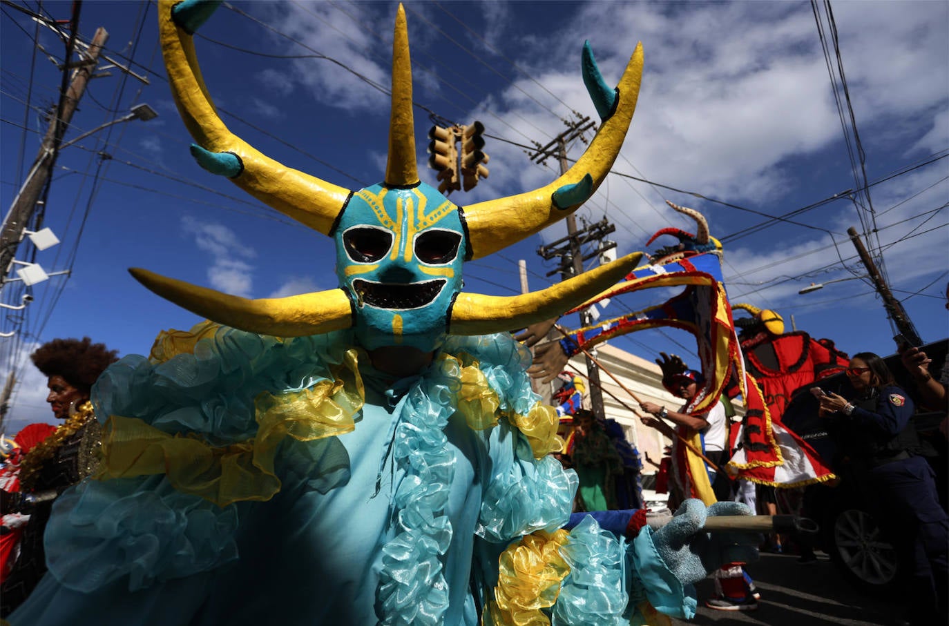 Carnaval en el sur de Puerto Rico resalta la figura y el juego del vejigante. Ponce (Puerto Rico).- Artistas disfrazados como 'Vejigantes' desfilan durante el Carnaval de Vejigantes de la playa de Ponce. Ponce, uno de los principales municipios de Puerto Rico ubicado en el sur de la isla, cerró este domingo la edición 31 del Carnaval de Vejigantes de La Playa de Ponce, resaltando la figura, el juego y el festín de estos enmascarados. 