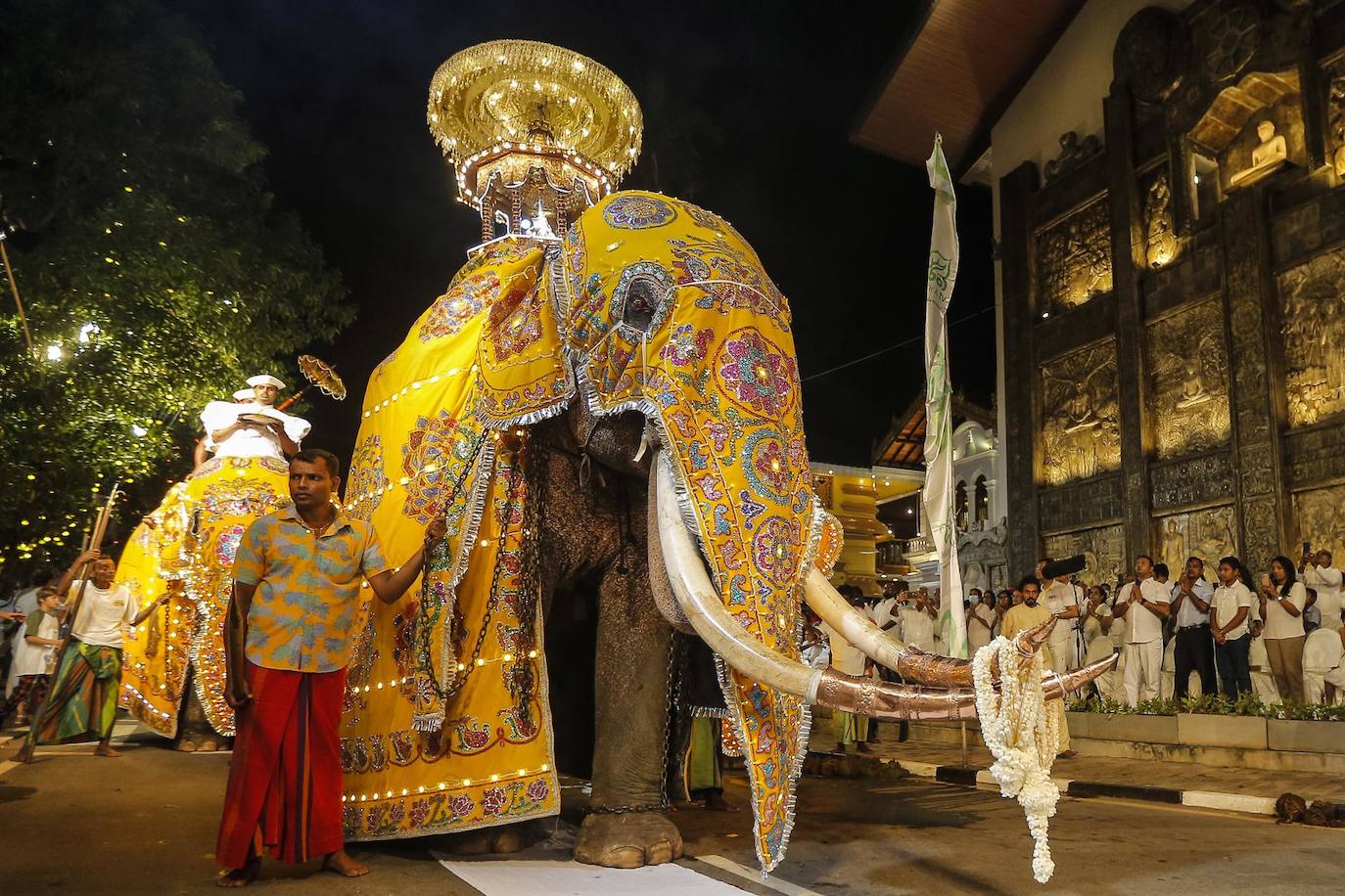Desfile budista en Sri Lanka (SRI LANKA), - Un elefante decorado con motivos religiosos participa en el desfile budista que se celebra cada año en el histórico templo de Gangaramaya. 