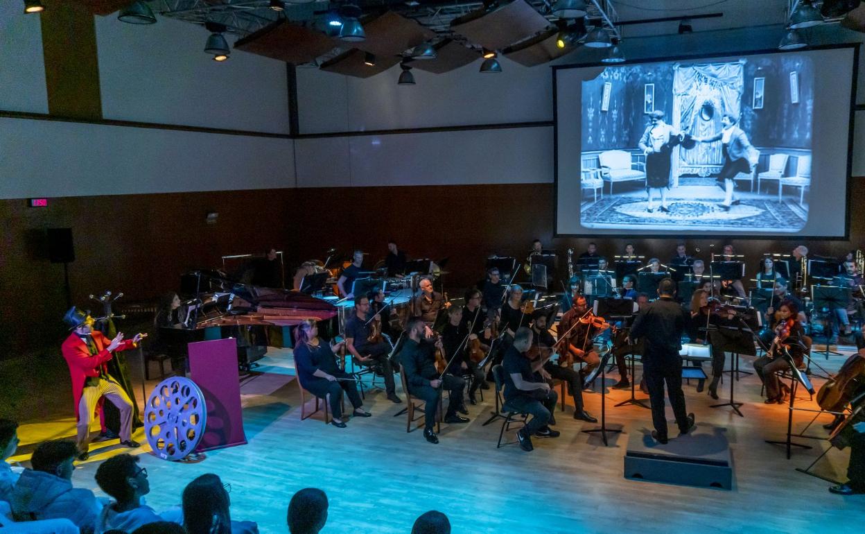 Imagen de uno de los pases escolares desarrollados este martes, en la sede de la OFGC, bajo la dirección musical de Rafael Sánchez Araña. 