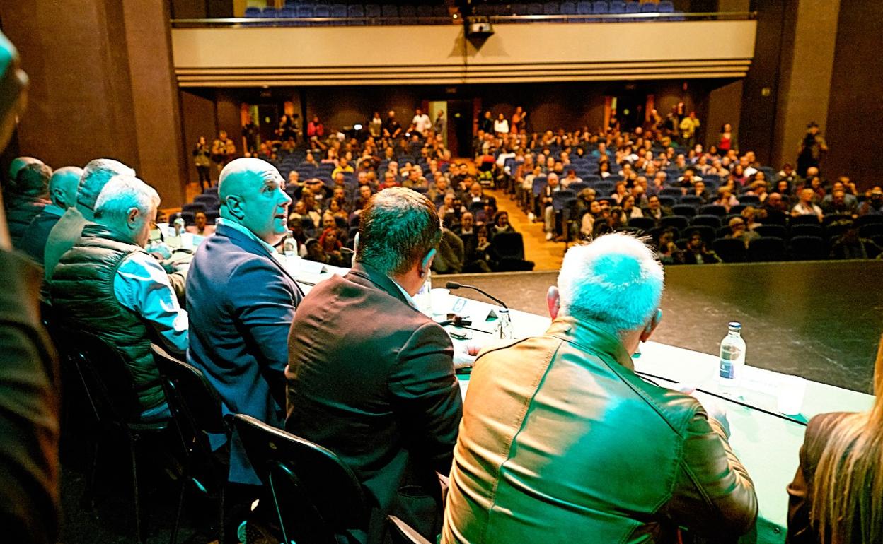 El público, visto desde la mesa del escenario donde se sentaron el grupo de gobierno, tres alcaldes, representantes dela empresa promotora y el responsable de la patronal turística. 