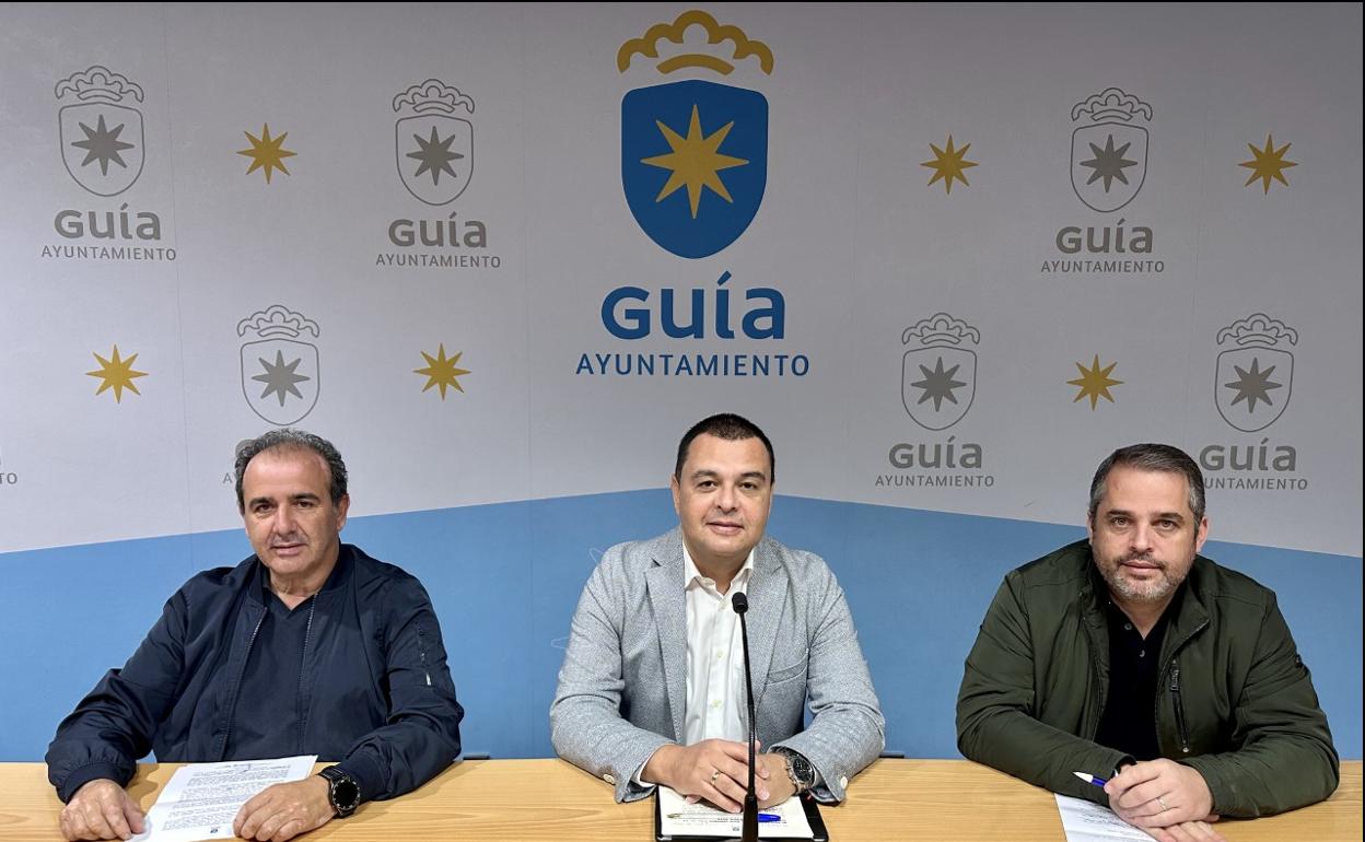 Aniceto Aguiar, concejal de Obras; Pedro Rodríguez, alcalde de Guía; y César Medina, concejal de Urbanismo. 