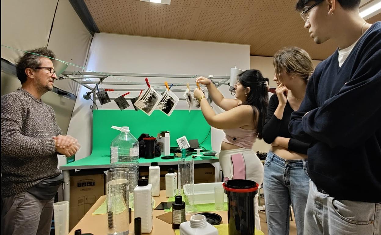 Secado de fotos en el taller de fotografía. 