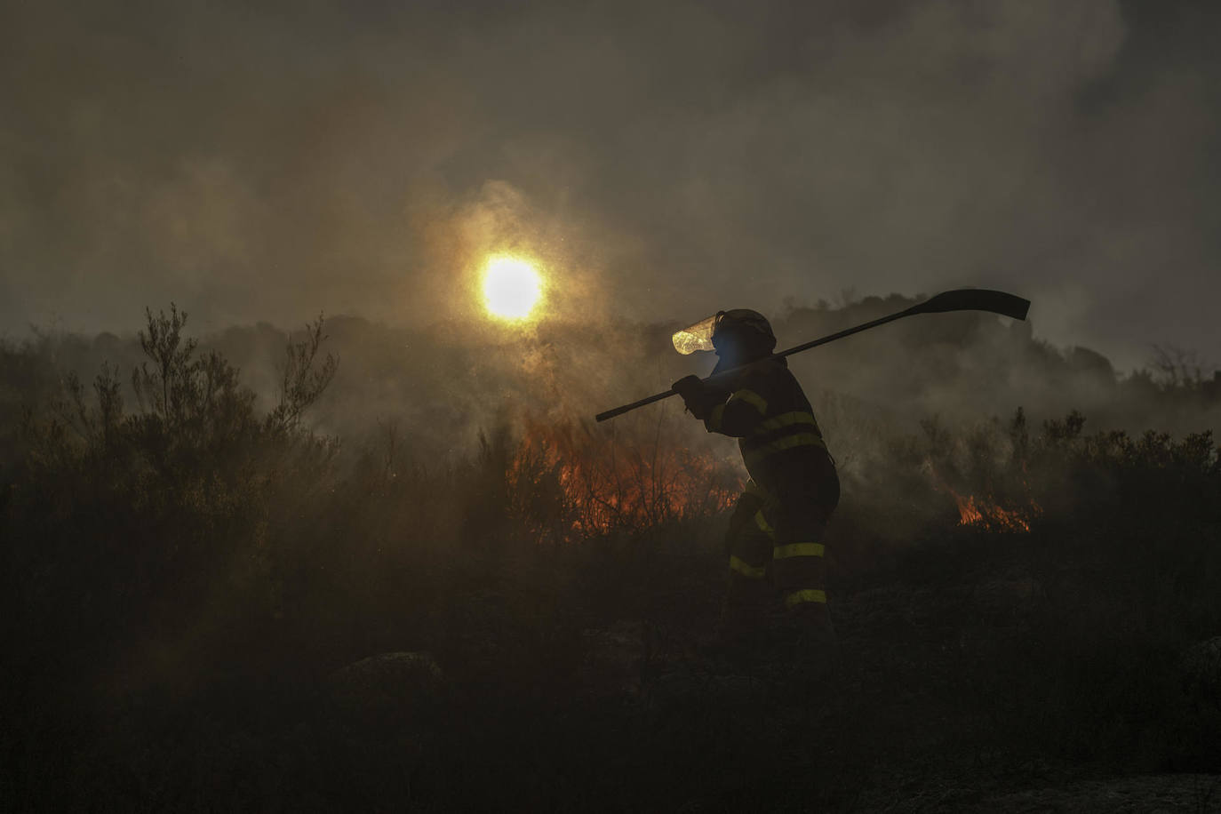 - Un bombero trabaja en las labores de extinción del incendio originado ayer lunes en el parque de Xurés, en Muíños, y que aún permanece activo tras quemar 40 hectáreas. 