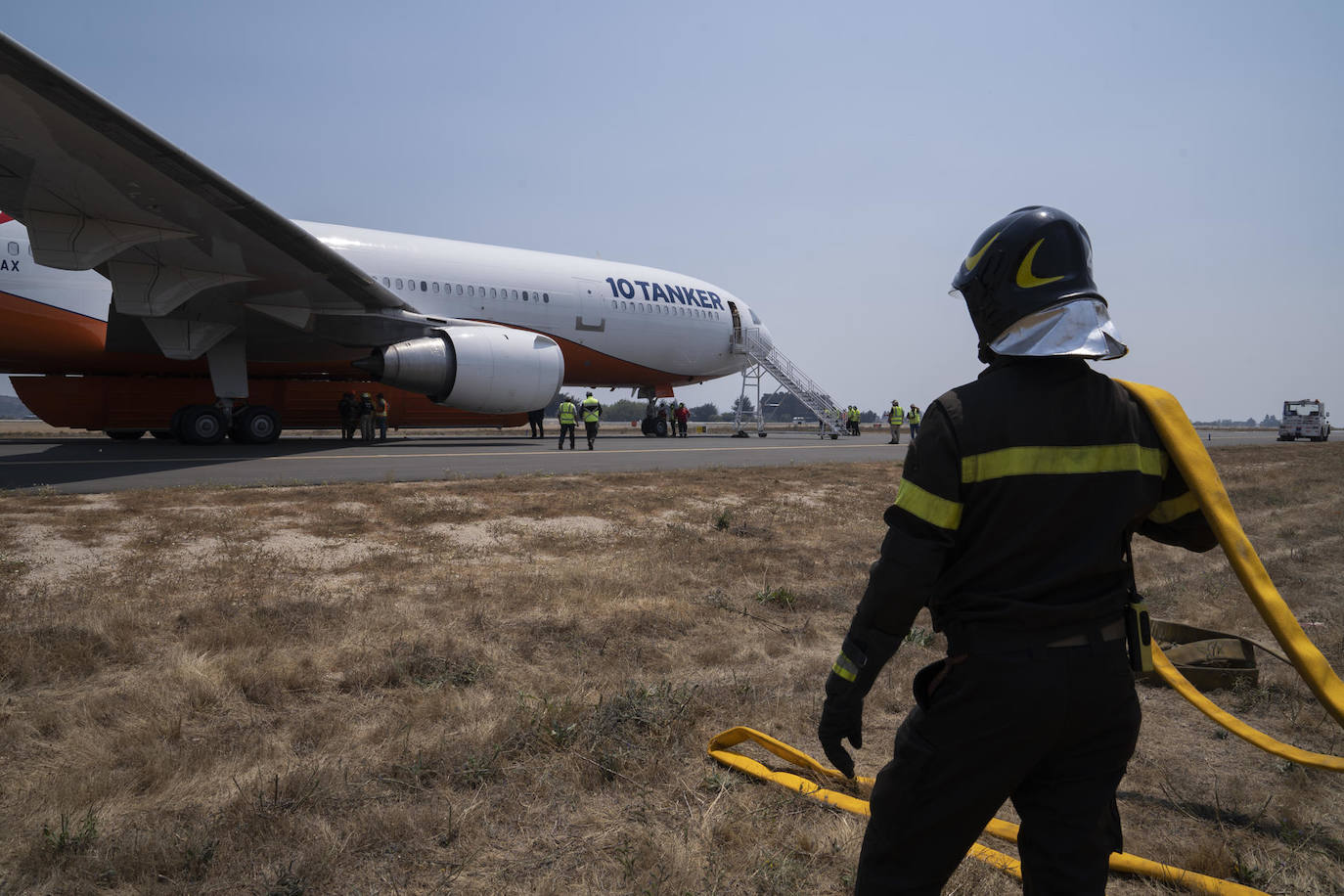 - Grupos de bomberos preparan mangueras para cargar de agua el avión Ten Tanker, procedente de Estados Unidos, hoy en el Aeropuerto Carriel Sur de Talcahuano, en la región del Bio Bio (Chile). El avión antincendios más grande del mundo, el estadounidense Ten Tanker, llegó este lunes a la ciudad sureña de Concepción, en la región del Biobío, para ayudar en el combate contra los devastadores incendios que sacuden el centro y sur de Chile. 