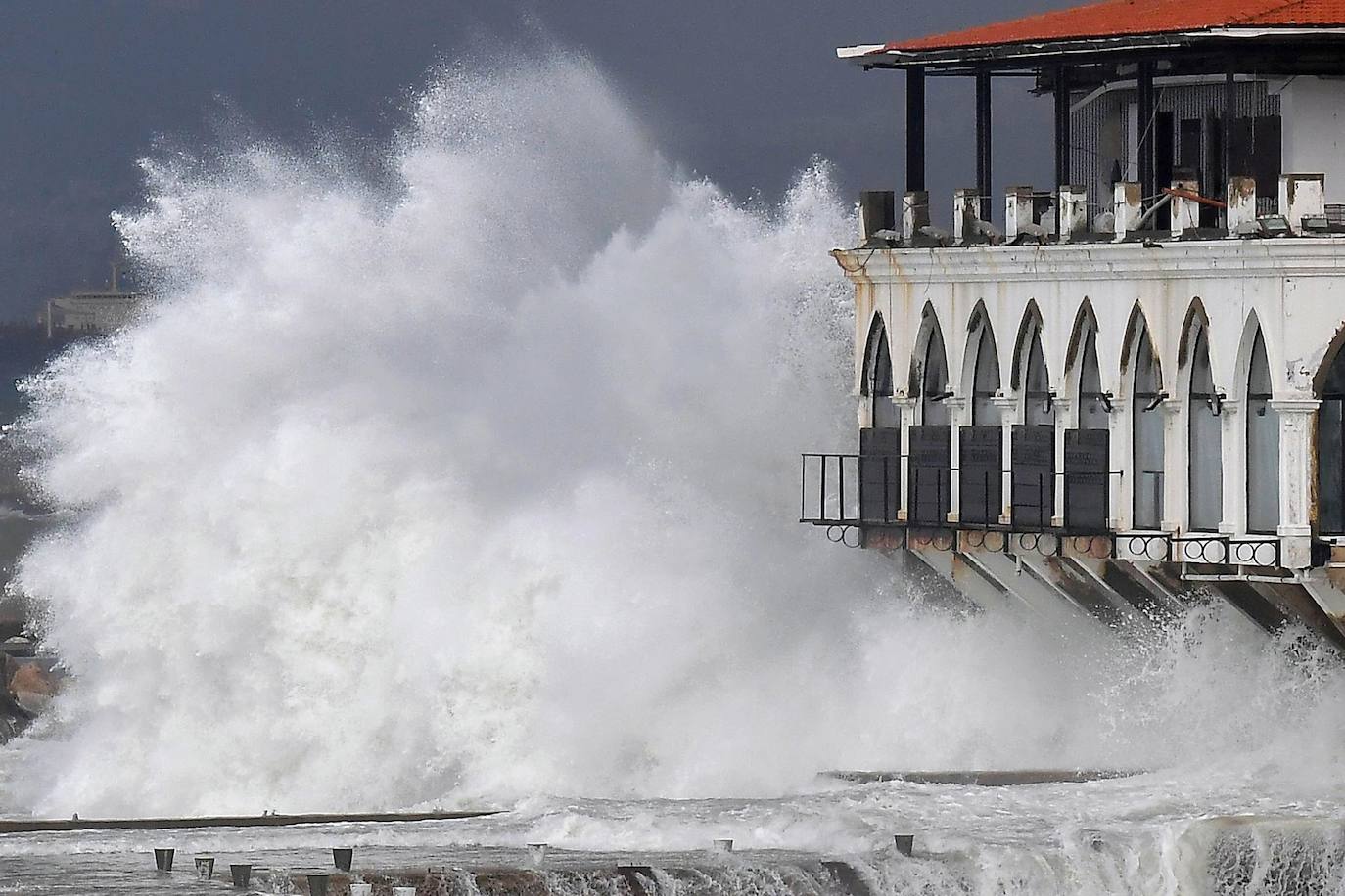 - Olas de gran tamaño rompen contra la Corniche El-Manara, este lunes en Beirut (Líbano). Se estima que en los próximos días la tormenta 'Farah' llegue al país, con un marcado descenso de las temperaturas y fuertes lluvias y rachas de viento. 