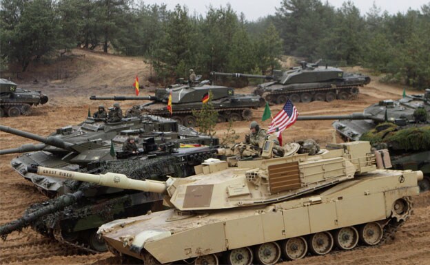 Soldados españoles, con tanques Leopard 2, y soldados estadounidenses, con tanques Abrams, en la base militar de Adazi en Letonia, en 2018.