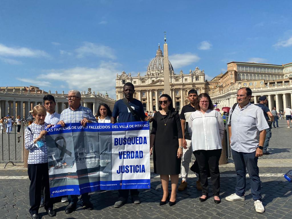 Familiares de las víctimas en Roma, durante su visita al papa. 