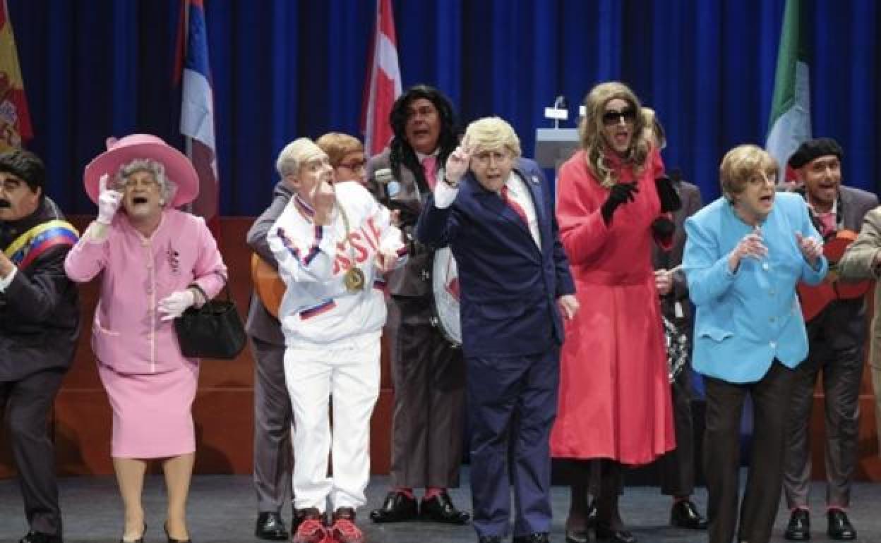 Actuación de la chirigota en el carnaval de Cádiz, disfrazados de algunos líderes mundiales. 