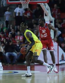 Imagen secundaria 2 - Imágenes del encuentro entre el Hapoel Tel Aviv y el Gran Canaria. 