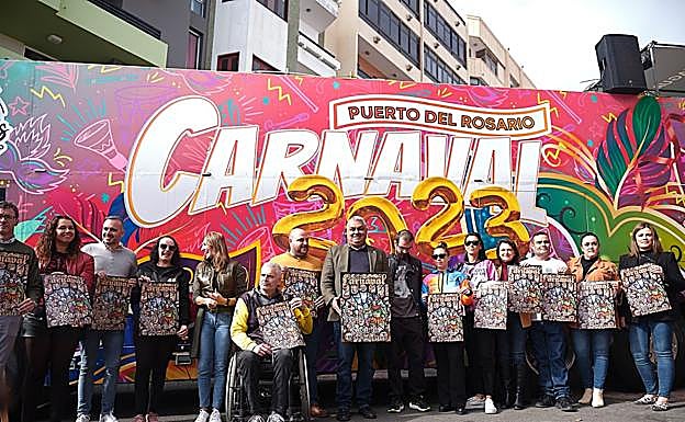 Alcalde, concejales y murgueros, con la guagua que recorre Puerto del Rosario durante las fiestas. 