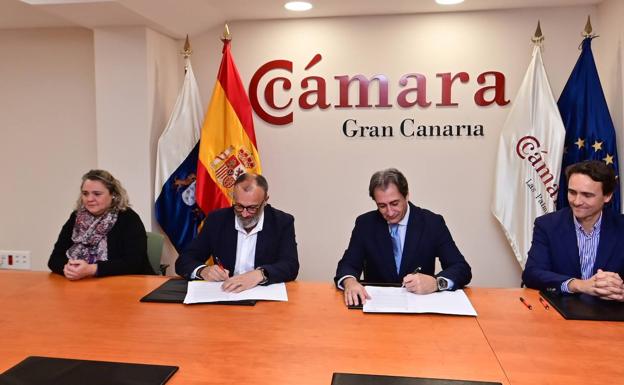 El alcalde y el presidente de la Cámara, firmando el convenio. Al lado de ambos, la edil de Desarrollo Económico, Ana María Gopar, y el secretario de la corporación municipal. 