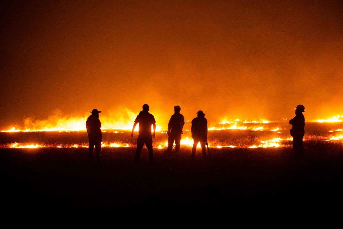 Bomberos intentan apagar un incendio en Ercilla, región de la Araucanía (Chile). Más de 200 hogares damnificados se han registrado en la comuna de Tomé, producto de los incendios forestales que azotan a la región del Bío Bío. 