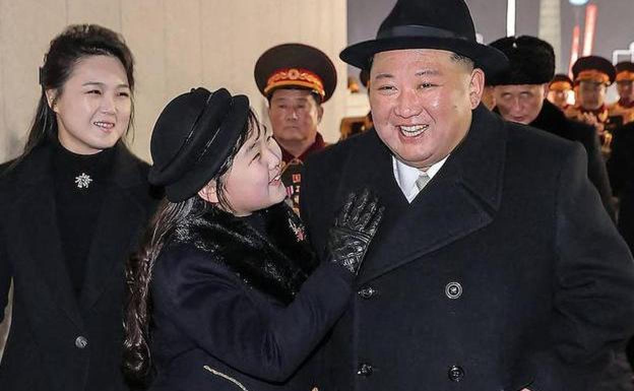 Kim Ju-ae, junto a su padre en el desfile