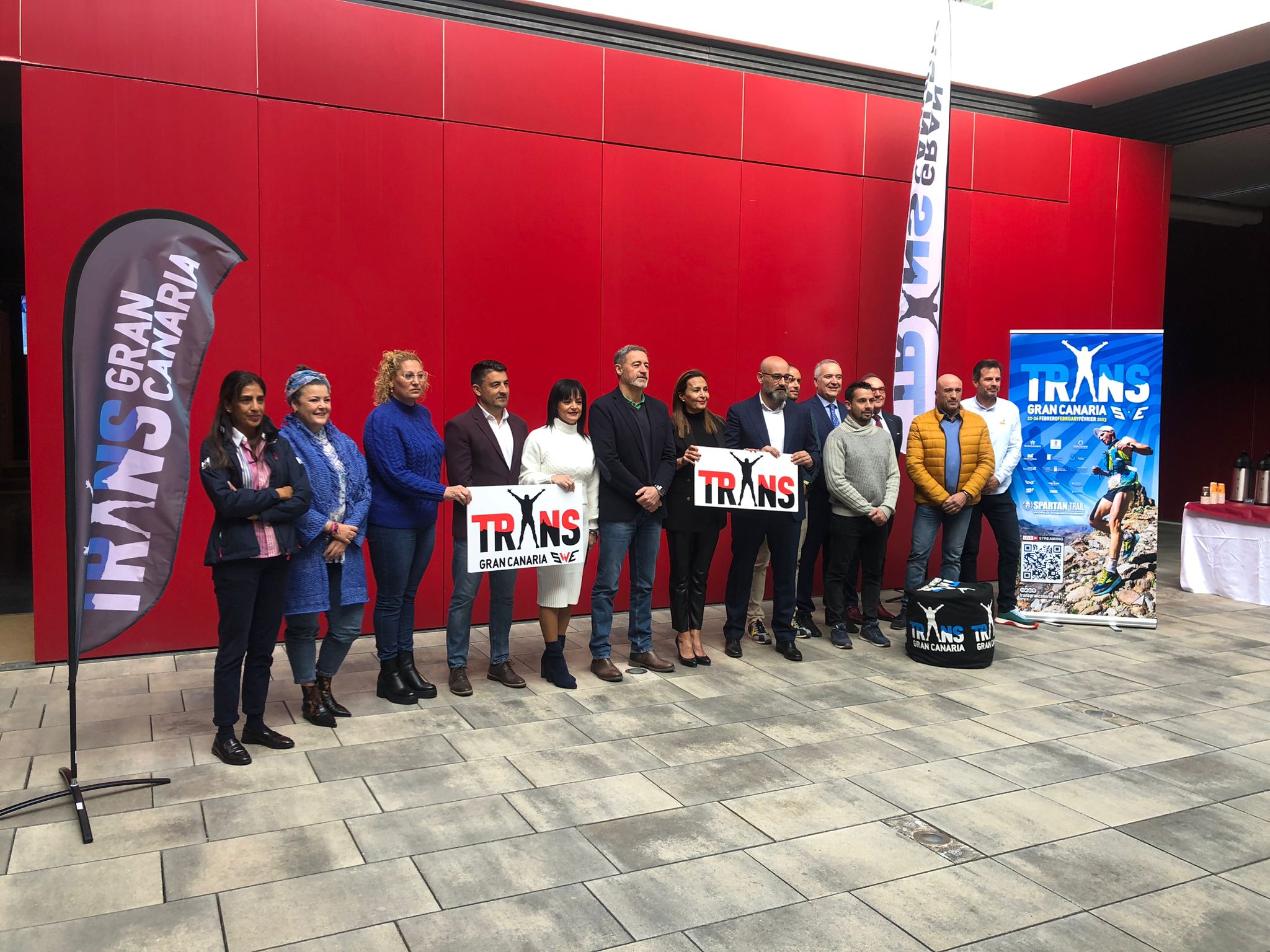 Foto de familia de la presentación, en las instalaciones de CANARIAS7. 