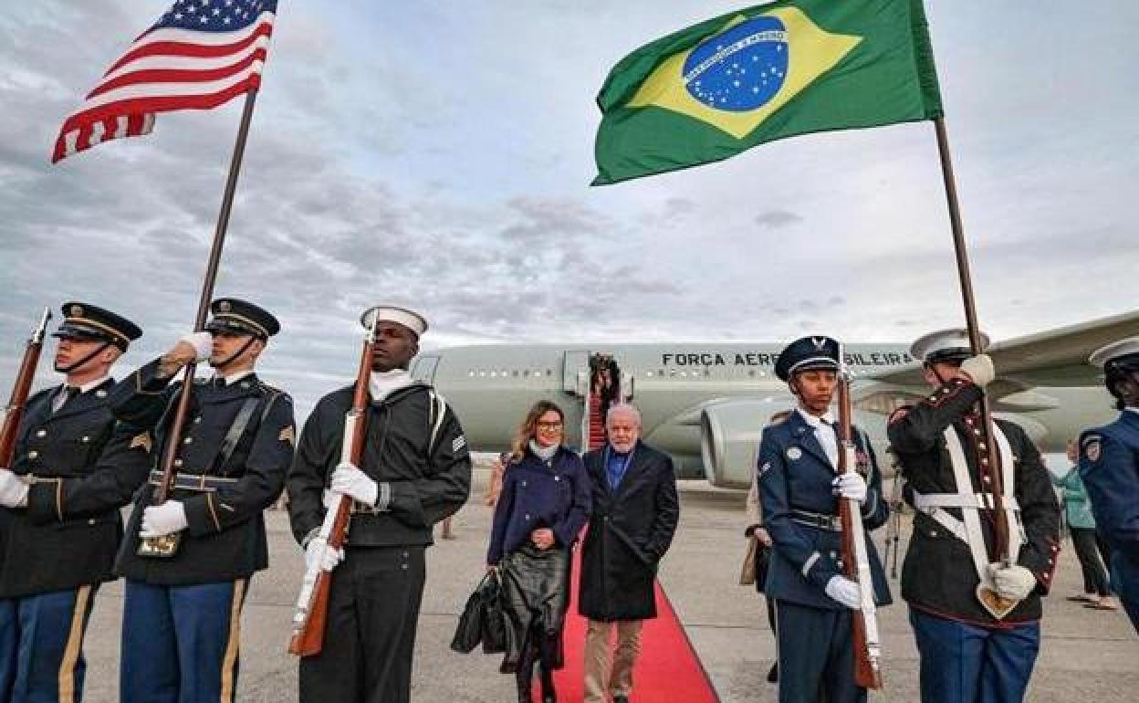 El presidente brasileño Luiz Inácio Lula da Silva y su esposa, Rosangela, a su llegada a Washington