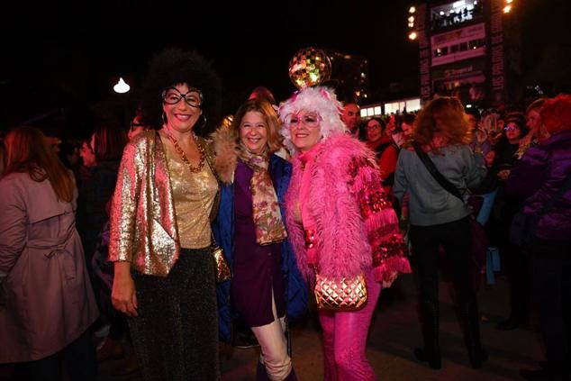 Fotos: Santa Catalina se convierte en una fiesta disco en el pregón del carnaval