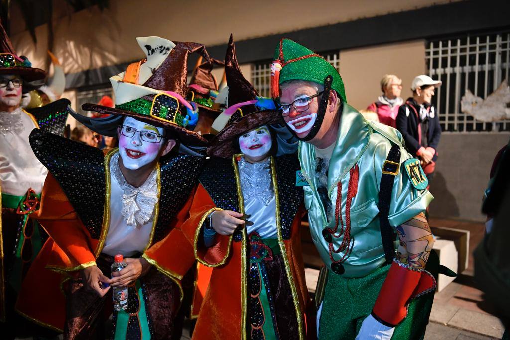 Fotos: Santa Catalina se convierte en una fiesta disco en el pregón del carnaval