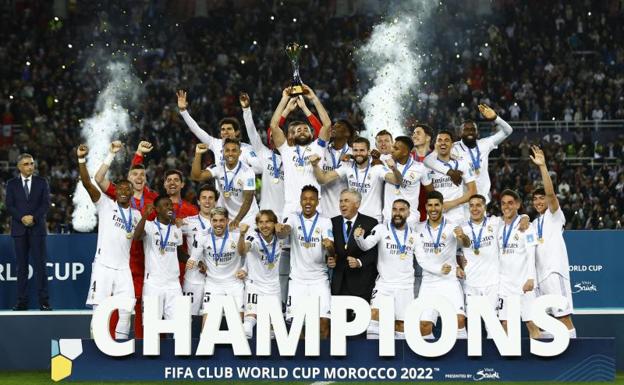 Los jugadores del Real Madrid celebran la conquista del Mundial de Clubes en Rabat. 