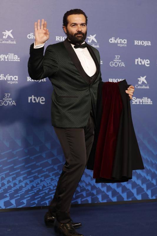 Alfonso Sánchez con un traje que no combinaba pero una capa de terciopelo preciosa.
